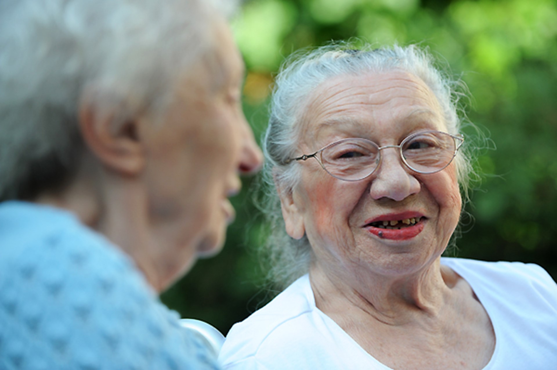 zwei ältere Frauen unterhalten sich