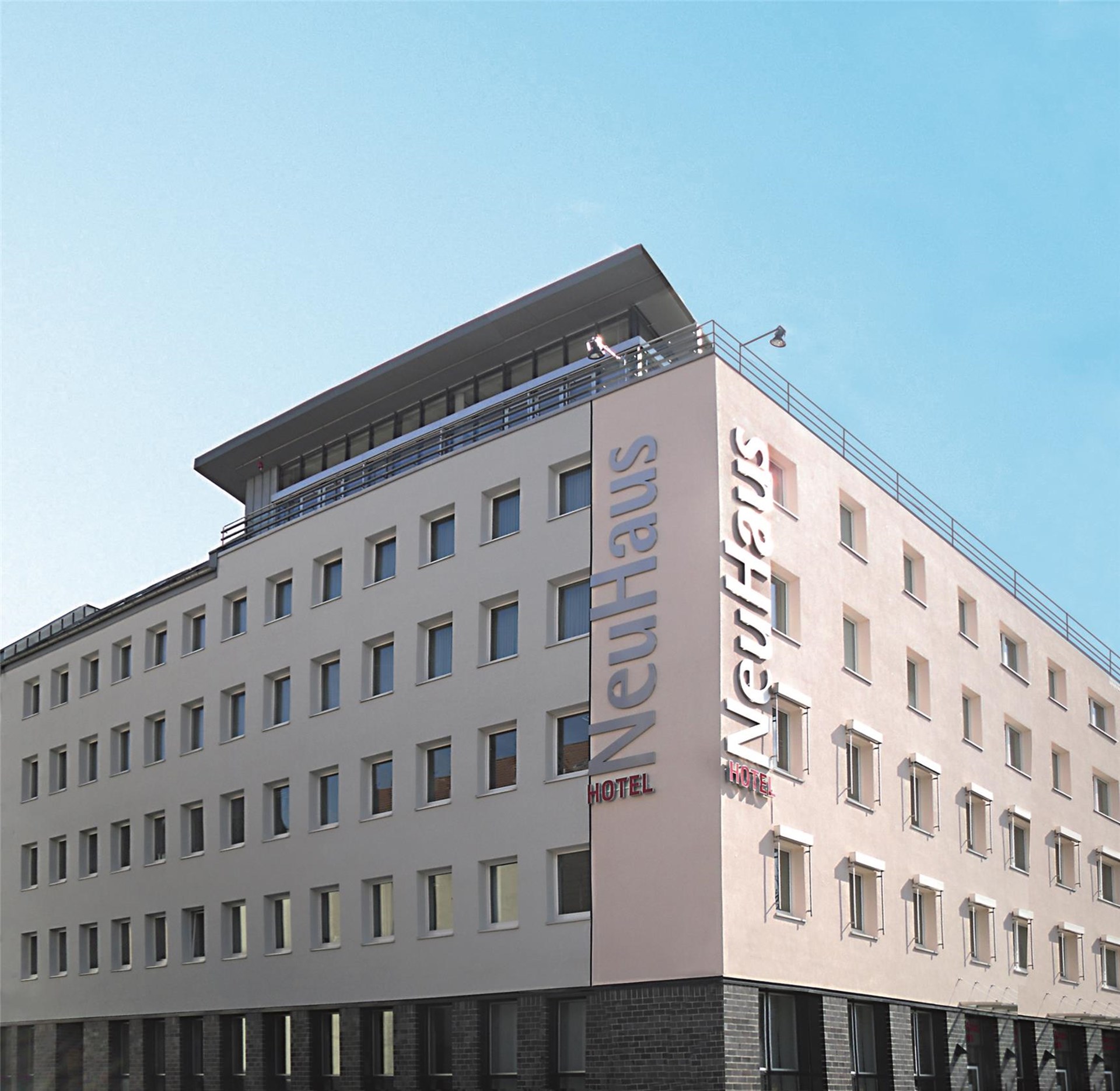 Hier ist ein Bild von dem Hotel NeuHaus. 
Es zeigt, wie das Hotel von außen aussieht.